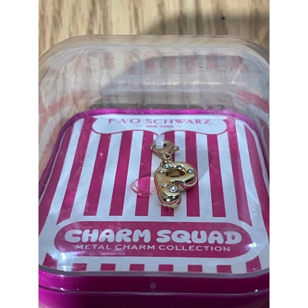 FAO Schwarz Charm Squad‎ Gold Tone Initial P Crystal Metal Charm New in Box